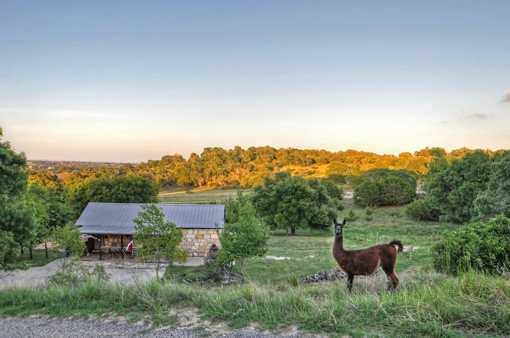 A Barn At The Quarry Bed and Breakfast Fredericksburg Eksteriør billede